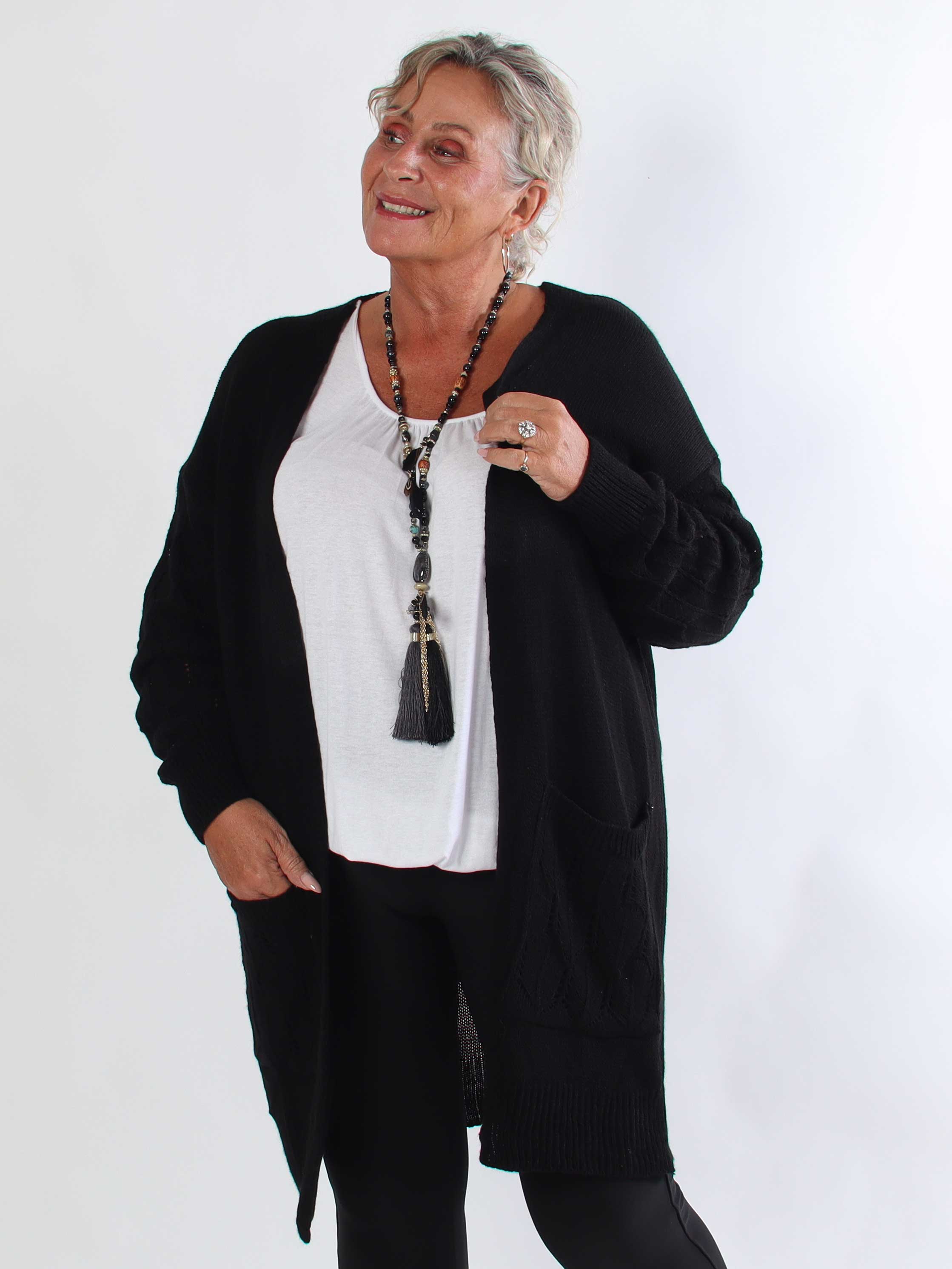Elizabeth - Lang plus size strikcardigan med fint hulmønster på ærmerne